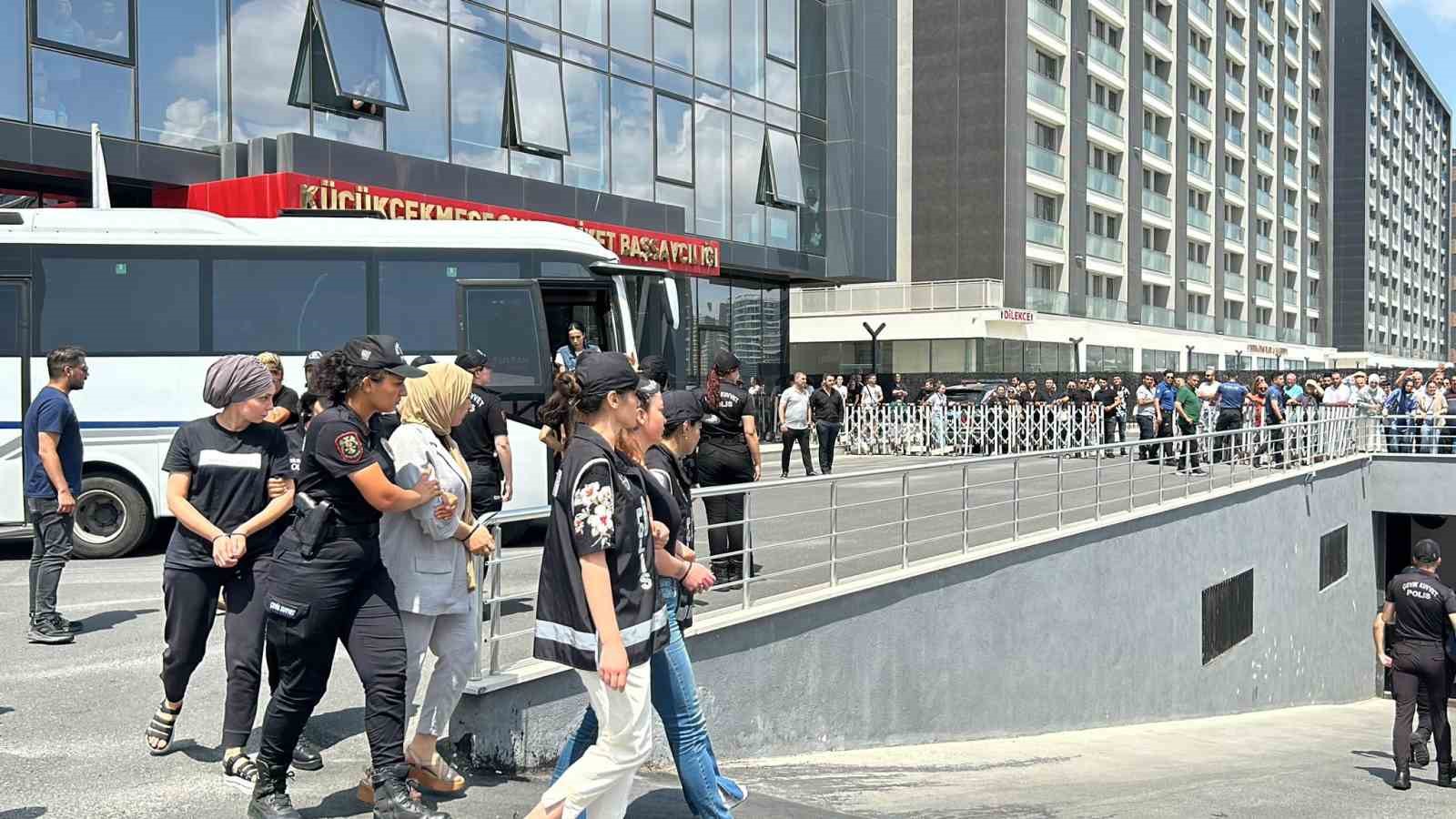 Fenomen soruşturmasında gözaltına alınan Neslihan ve İnanç Güngen’in de aralarında bulunduğu 45 şüpheli adliyede
