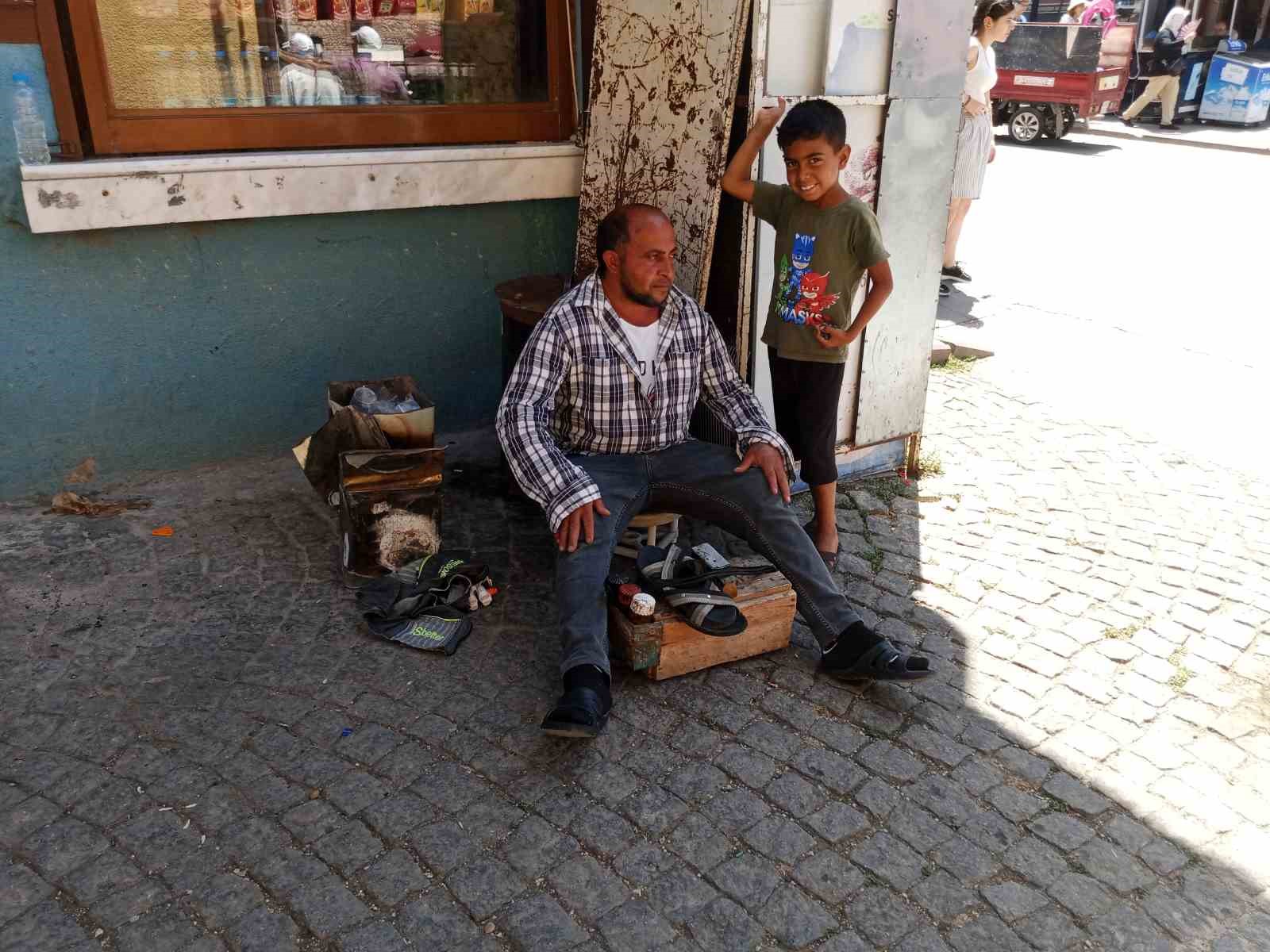 Bunaltıcı sıcağa rağmen ekmek parası peşindeler
