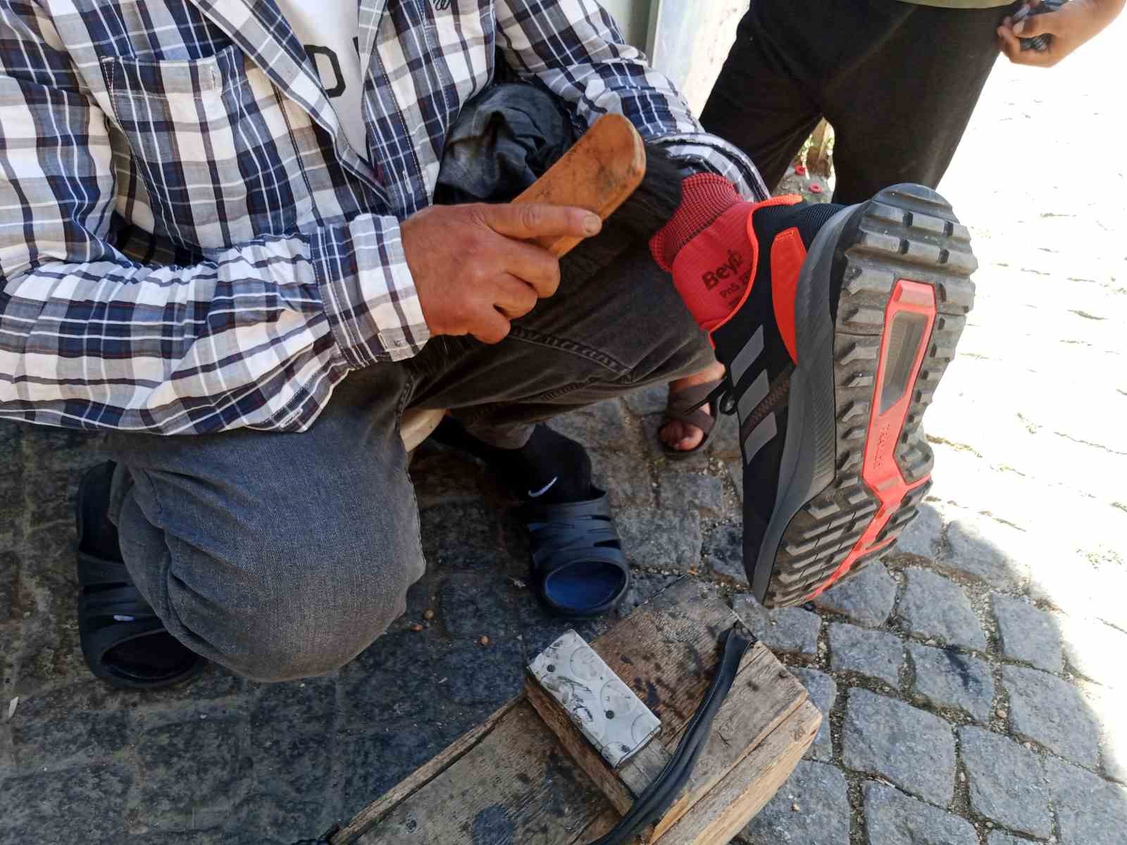 Bunaltıcı sıcağa rağmen ekmek parası peşindeler
