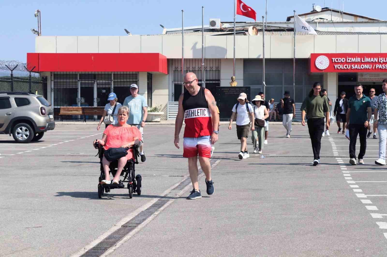 İzmir’de kruvaziyer bereketi: Bin 800 kişilik gemi limana yanaştı
