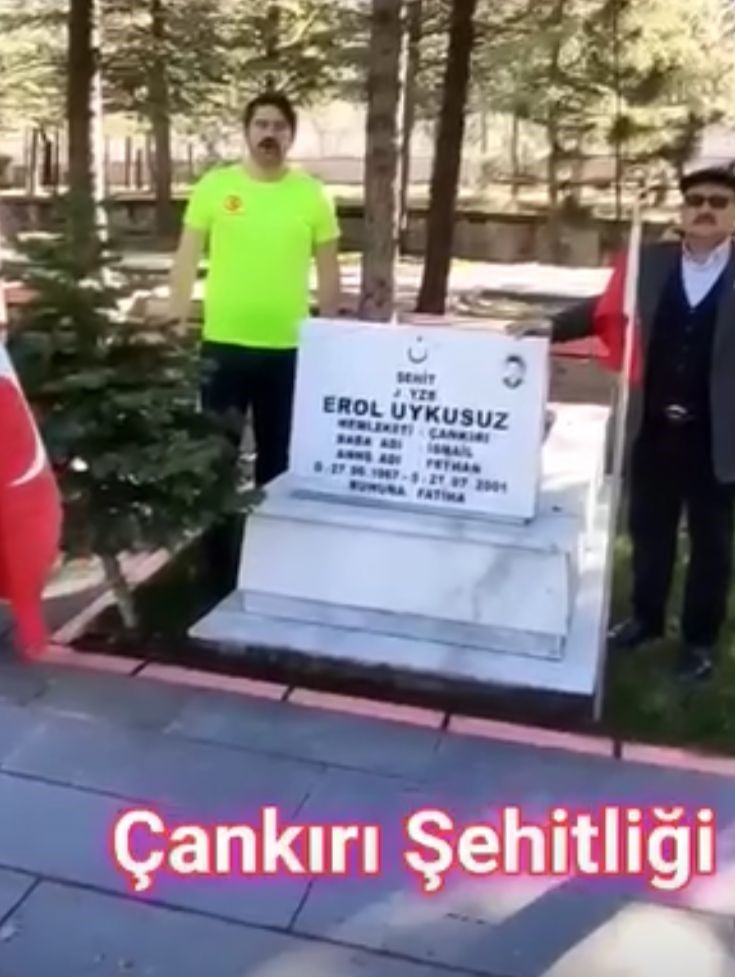 Köy köy gezdi: Şehit kabirlerinin başında İstiklal Marşı’nı okudu
