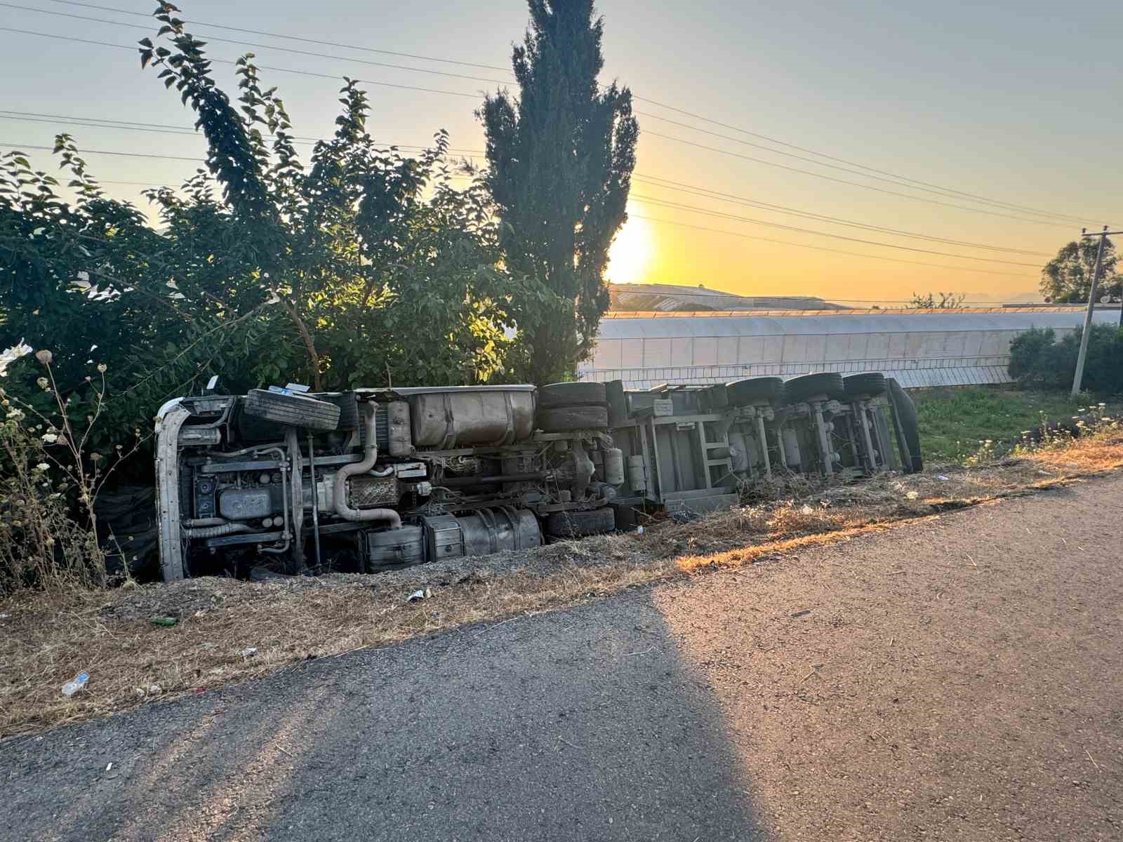 Talaş yüklü tır şarampole devrildi: 2 yaralı
