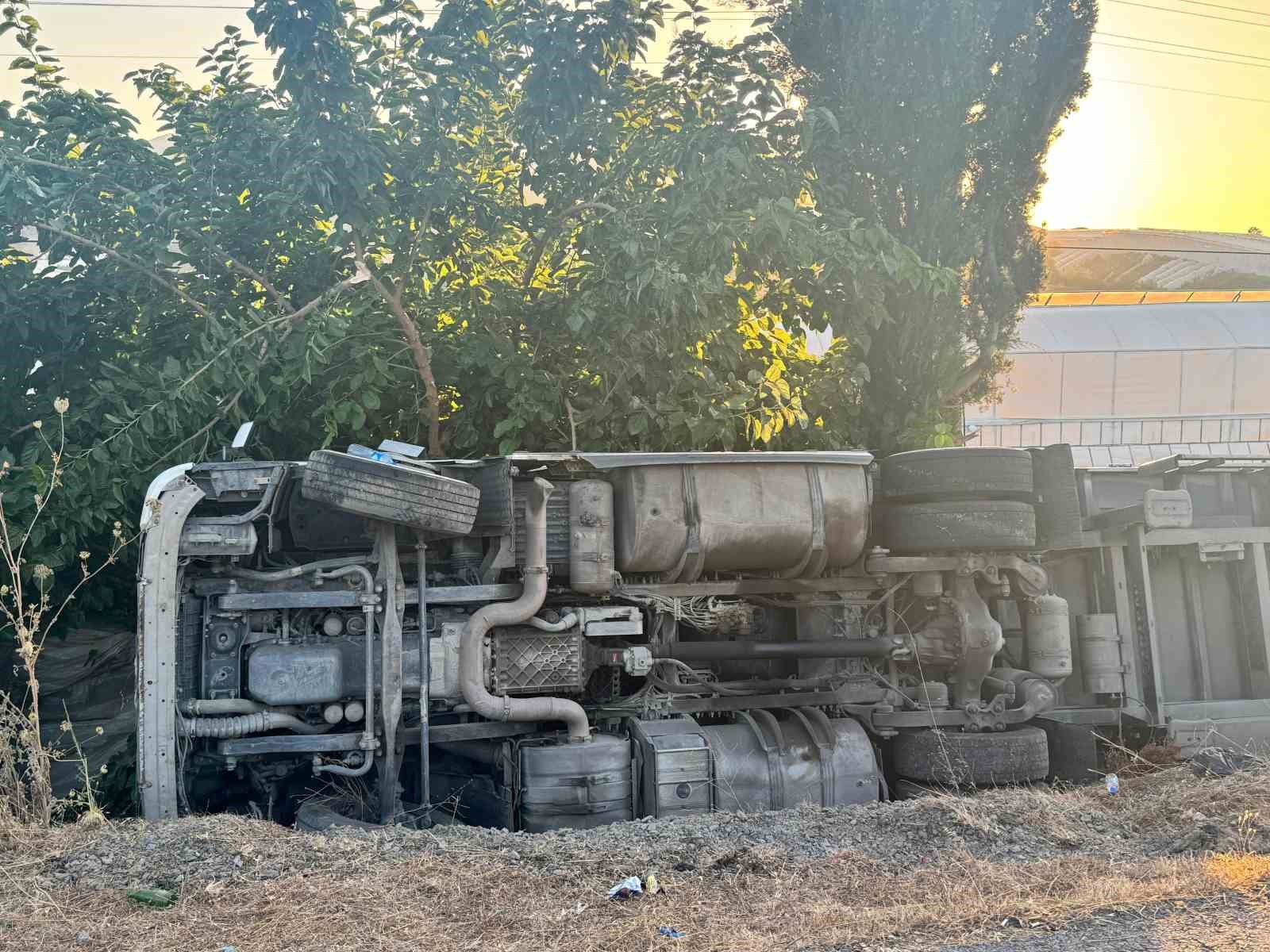 Talaş yüklü tır şarampole devrildi: 2 yaralı
