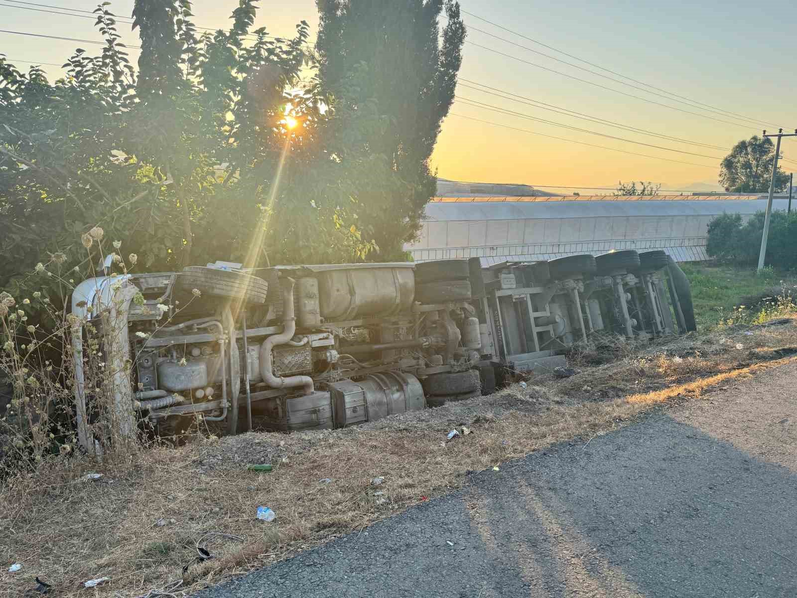 Talaş yüklü tır şarampole devrildi: 2 yaralı
