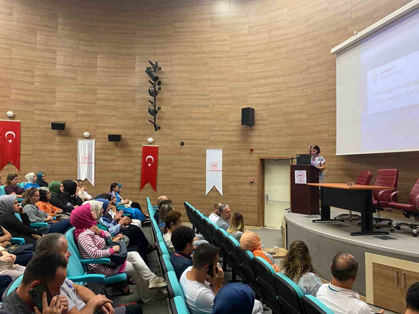 Hastane personeline iletişim semineri
