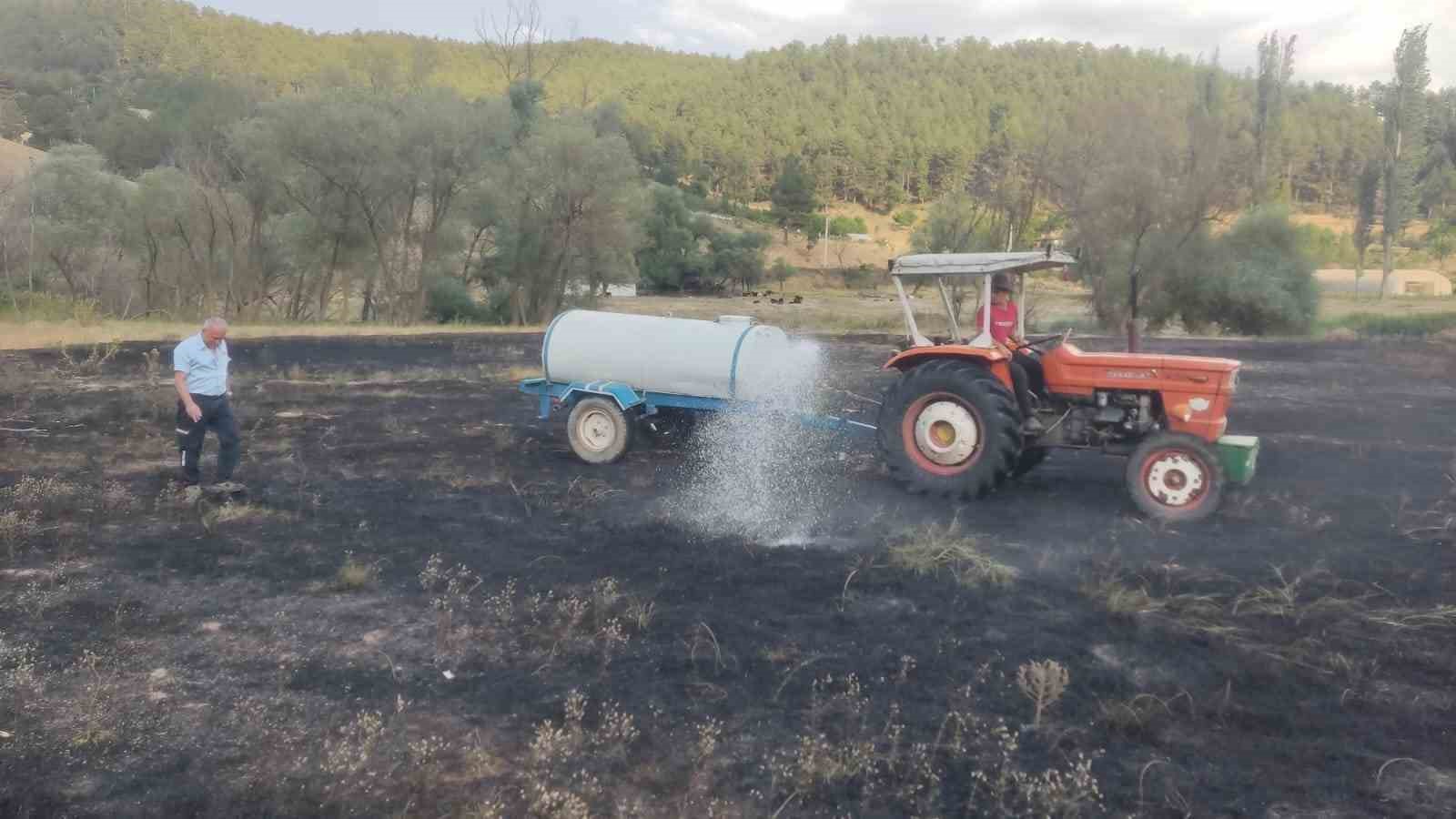 Emet’te mangal ateşinden çıkan yangından 2 dönüm ekili alan zarar gördü
