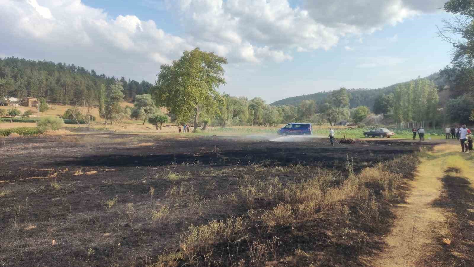 Emet’te mangal ateşinden çıkan yangından 2 dönüm ekili alan zarar gördü
