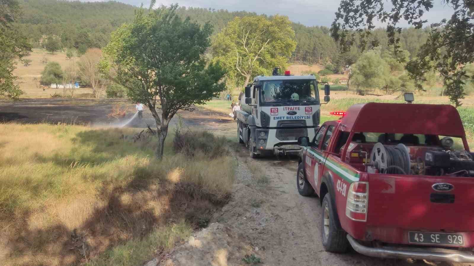 Emet’te mangal ateşinden çıkan yangından 2 dönüm ekili alan zarar gördü
