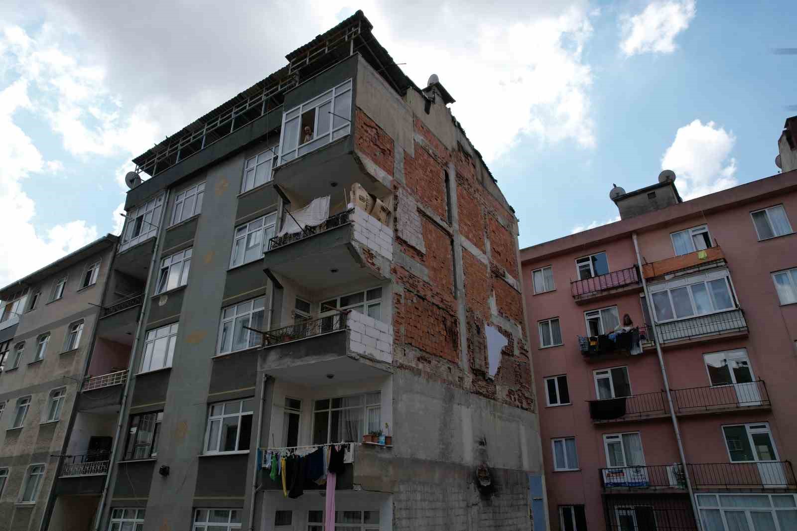 Bahçelievler’de tahliye edilen bina havadan görüntülendi
