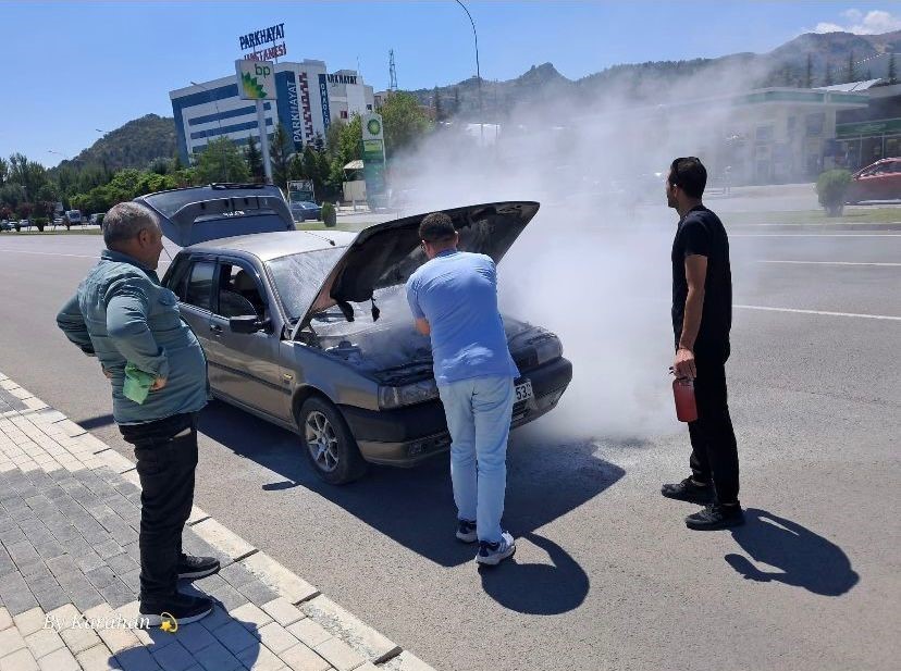 Seyir halindeki araçta çıkan yangın paniğe neden oldu
