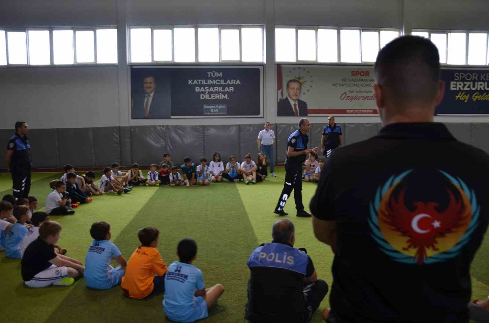 Polis Erzurum’da çocuklarla futbol oynadı, evleri ziyaret etti
