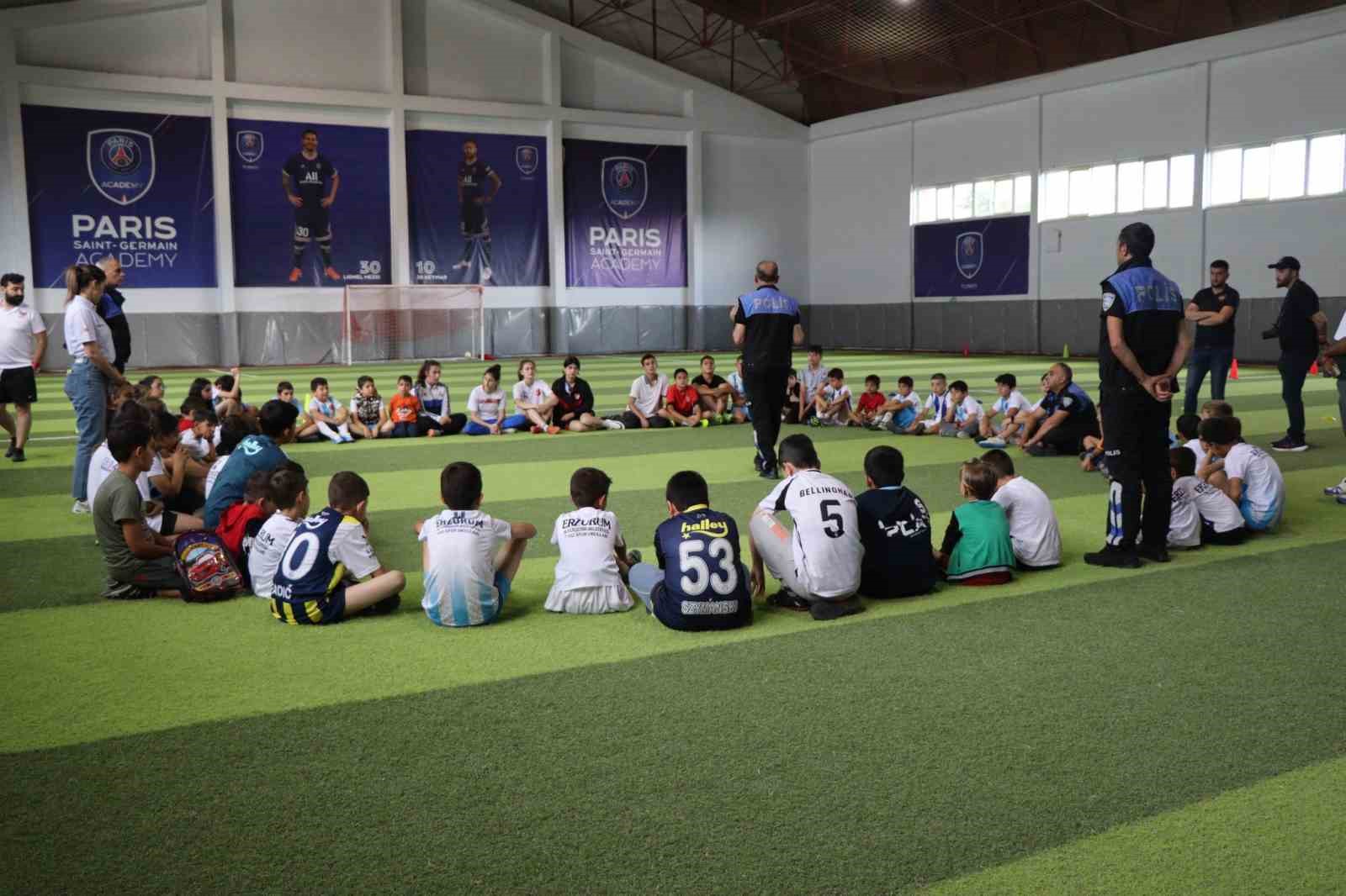 Polis Erzurum’da çocuklarla futbol oynadı, evleri ziyaret etti
