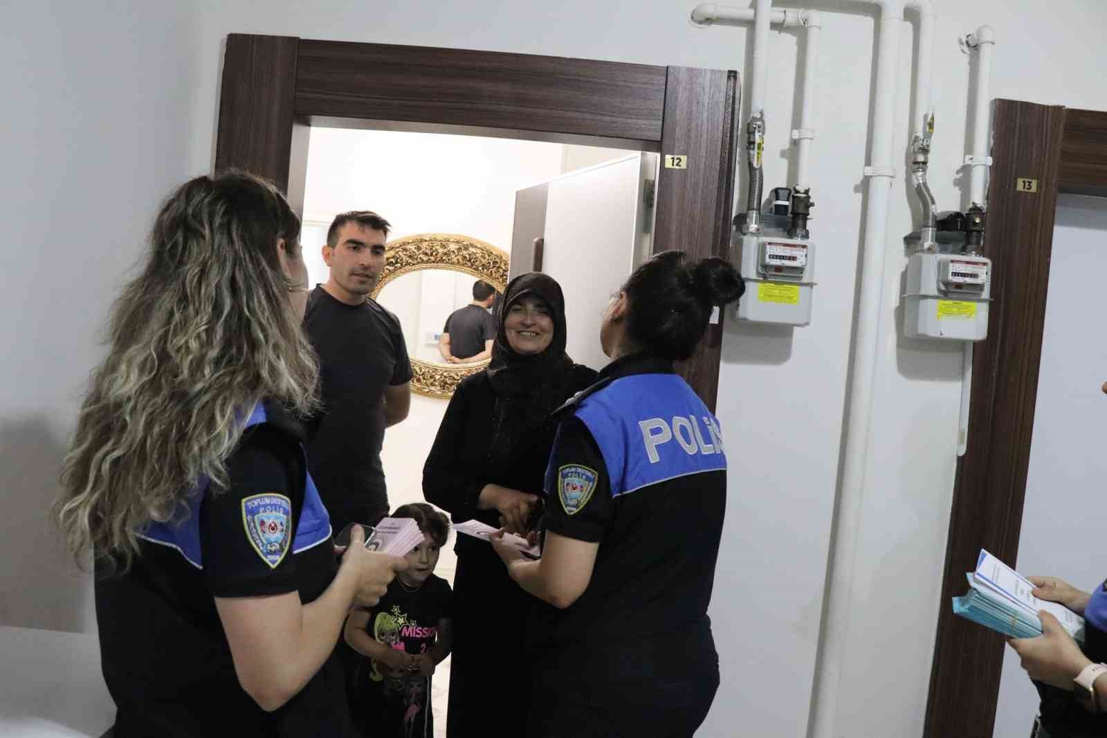 Polis Erzurum’da çocuklarla futbol oynadı, evleri ziyaret etti
