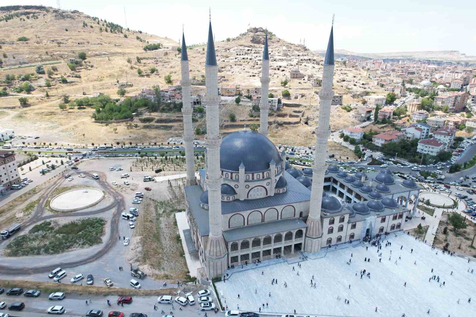 Aynı anda 10 bin kişi namaz kılabilecek
