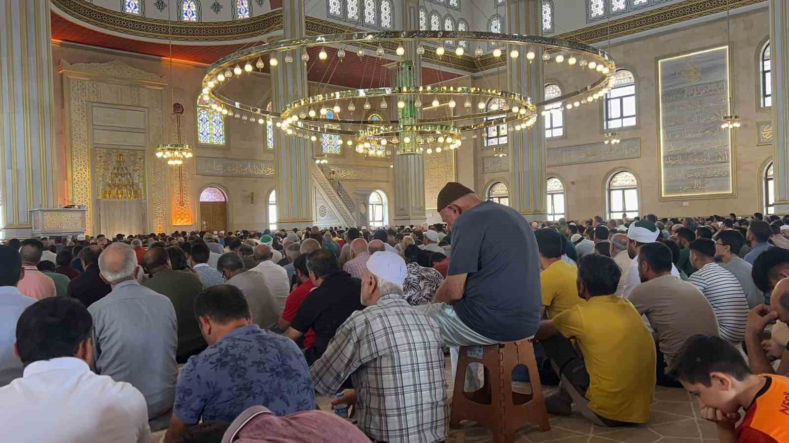 Aynı anda 10 bin kişi namaz kılabilecek
