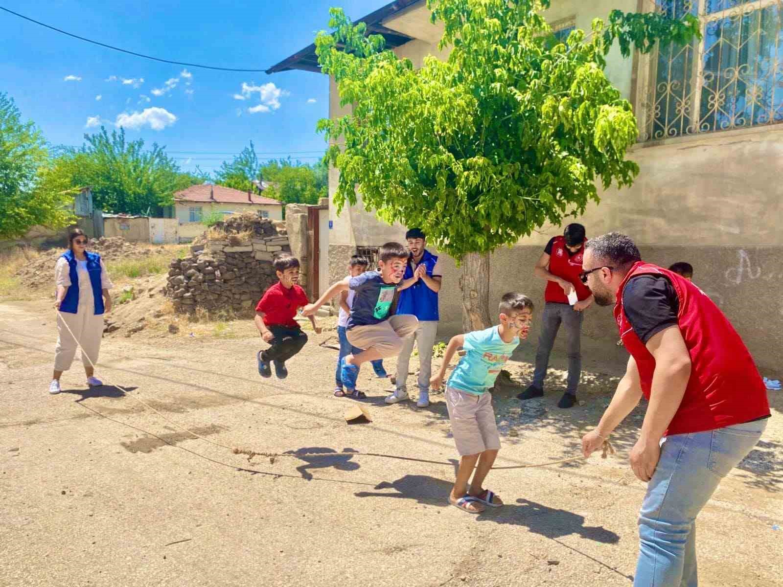 Elazığ’da çocuklar sokak oyunları ile keyifli anlar yaşadı
