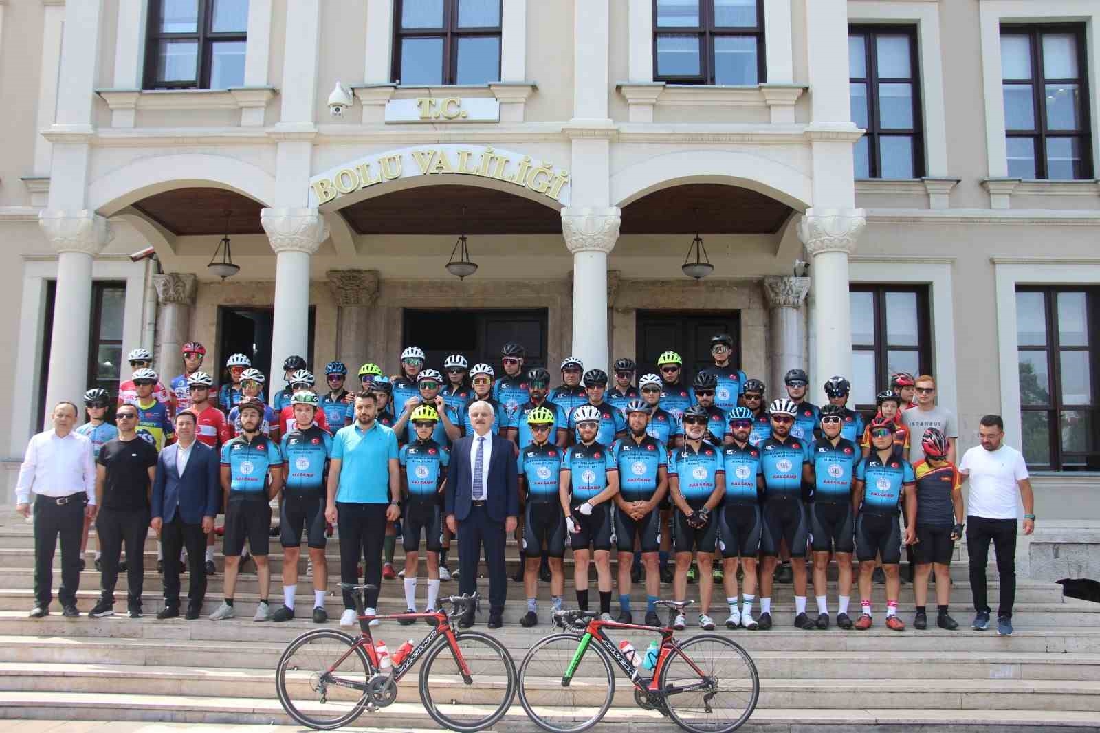 Bolu’nun şehitler kabrinden alınan toprak Halisdemir’in mezarına götürülüyor
