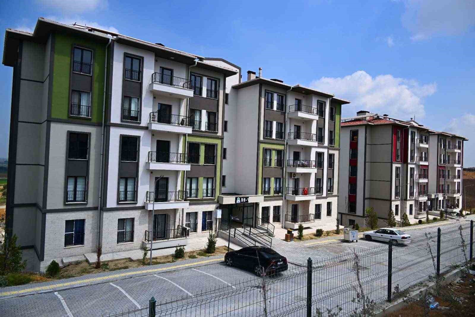 Deprem konutlarının ilk misafiri Vali Yılmaz oldu
