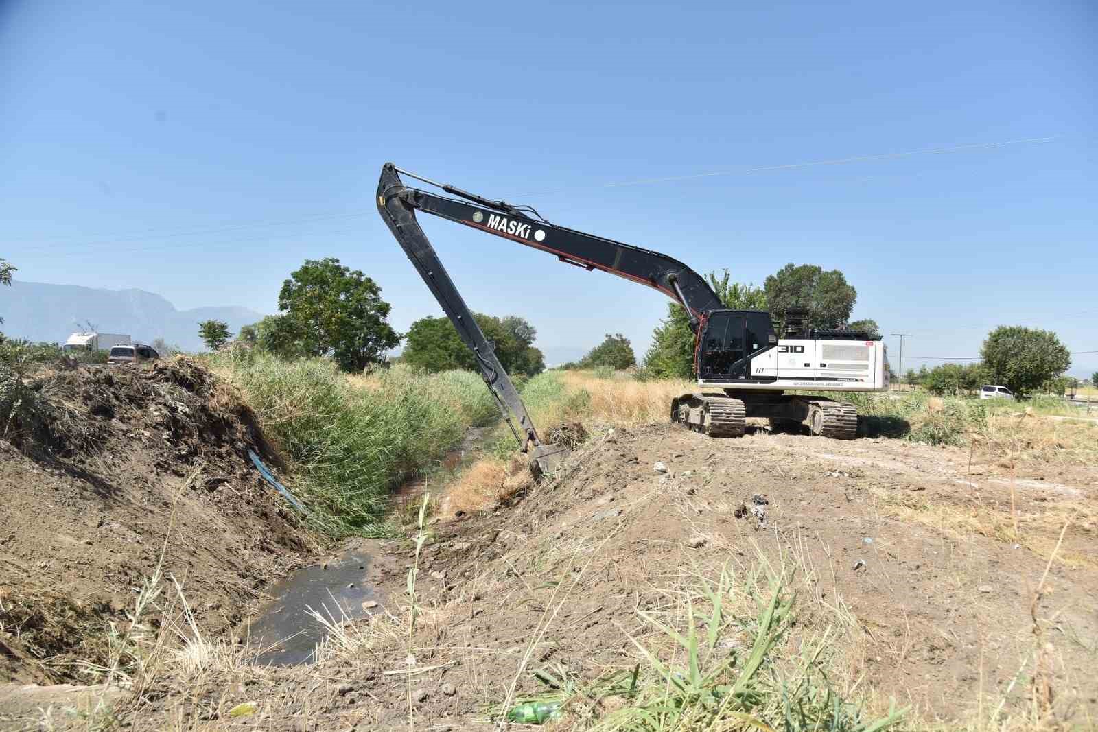 MASKİ’den çiftçiyi koruyan dere temizlik çalışması
