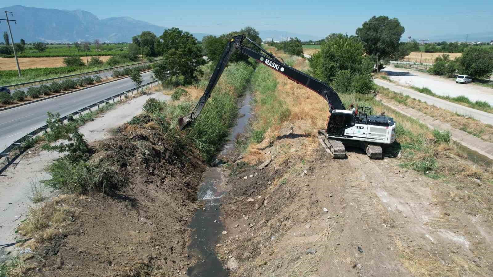 MASKİ’den çiftçiyi koruyan dere temizlik çalışması
