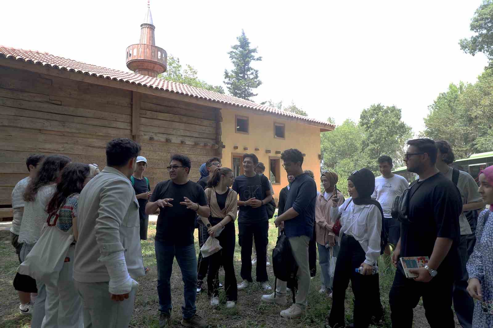 Gençler ‘Yerinde Tarih Atölyesi’ ile şehrin tarihi miraslarını yakından tanıyorlar
