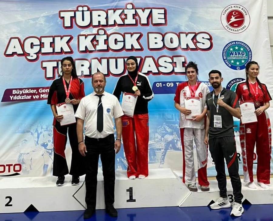 Körfezli Kick Boksçular 8 bin sporcu arasından kürsüye çıktı
