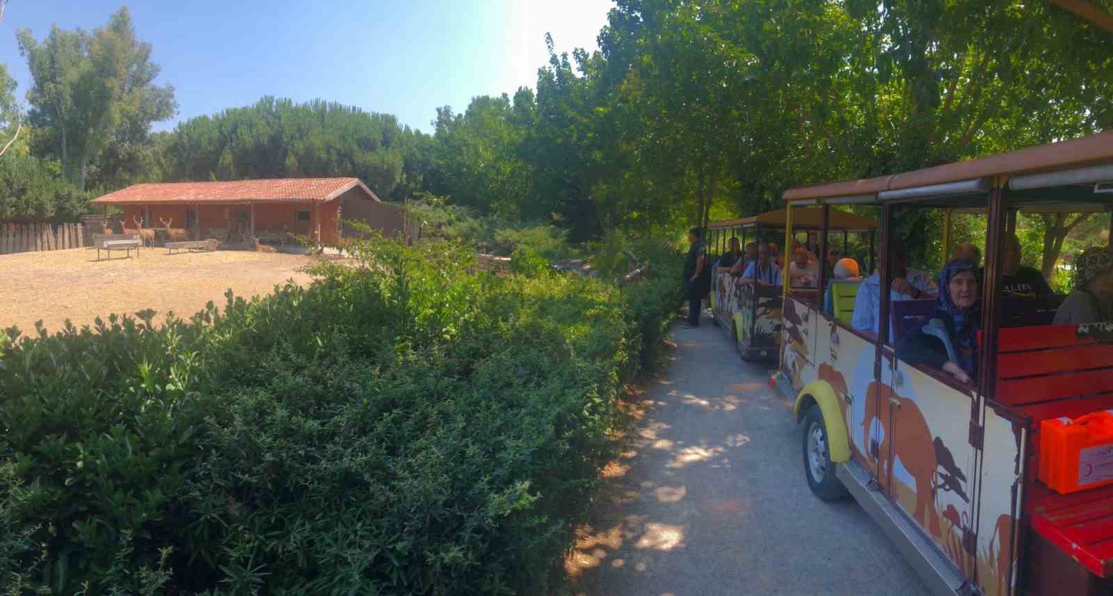 Huzurevi sakinleri Sasalı Doğal Yaşam Parkı’nı gezdi
