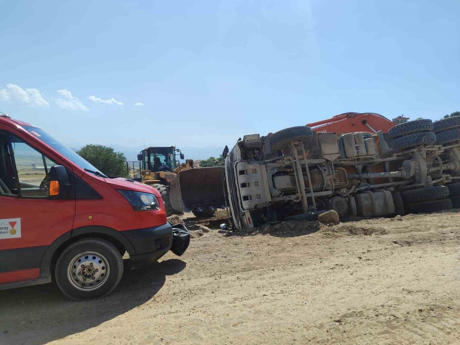 Kahramanmaraş’ta kum yüklü kamyon devrildi: 1 yaralı
