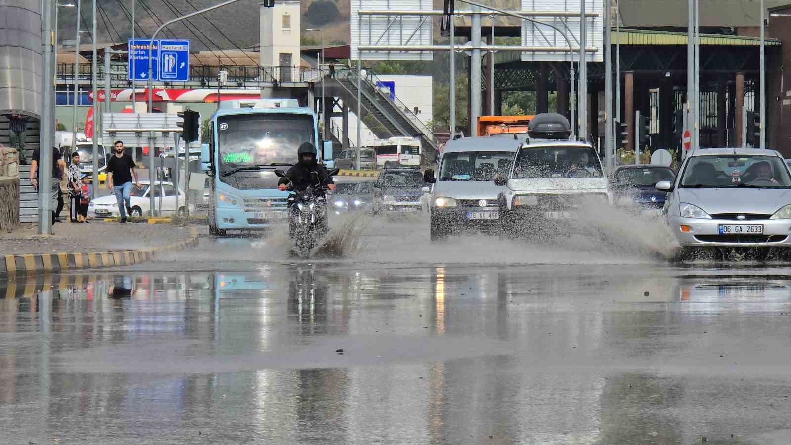 Yaz yağmurunda vatandaşlar sığınacak yer aradı
