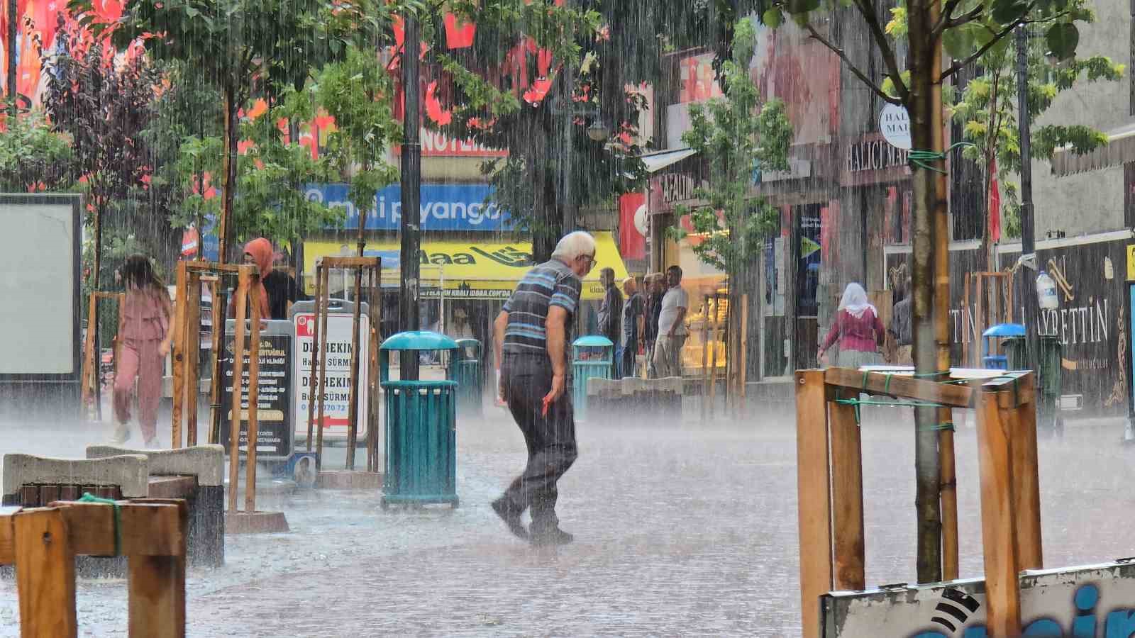 Yaz yağmurunda vatandaşlar sığınacak yer aradı
