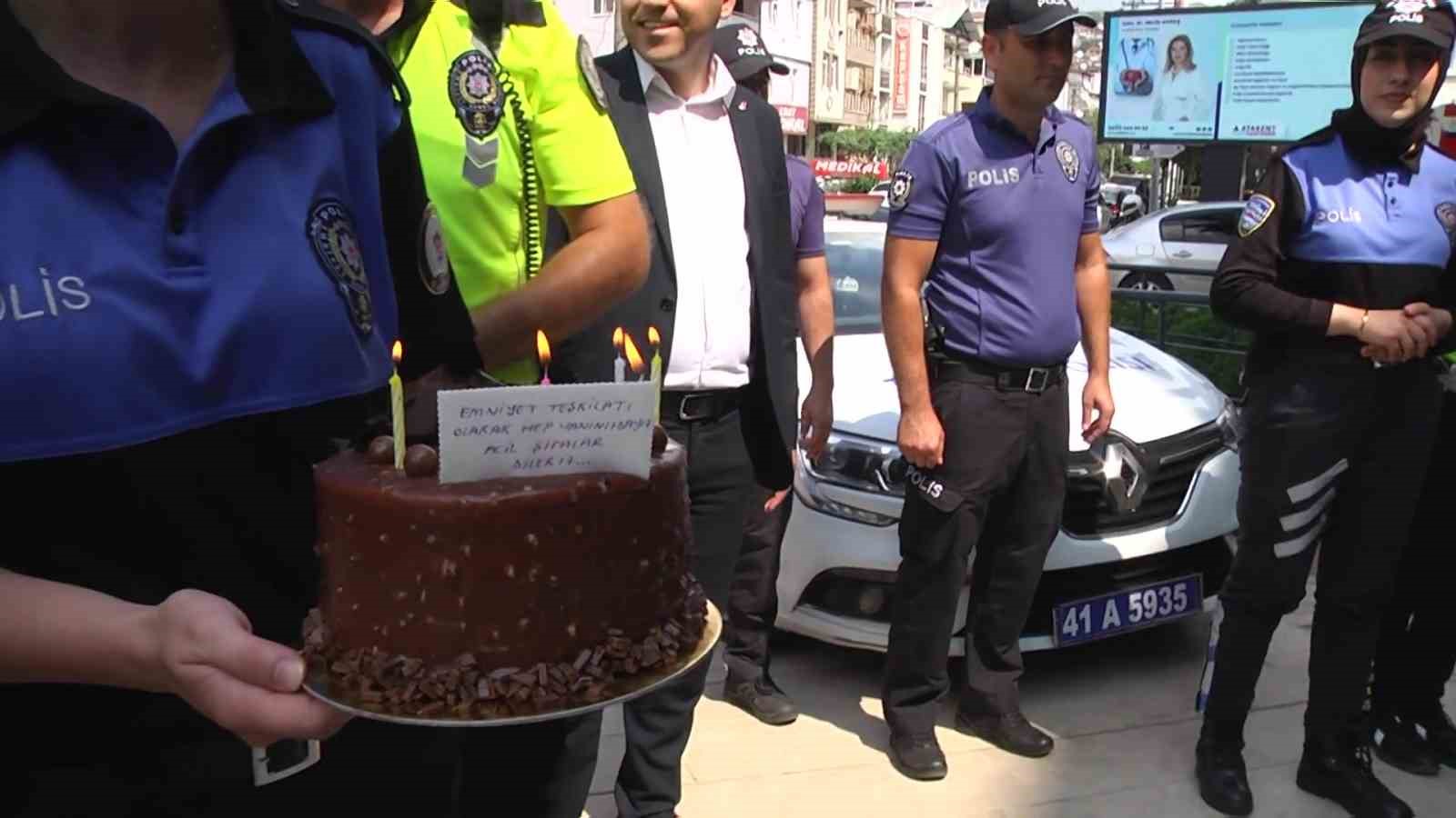 Kanser tedavisi gören polis memuruna meslektaşlarından duygunlandıran sürpriz
