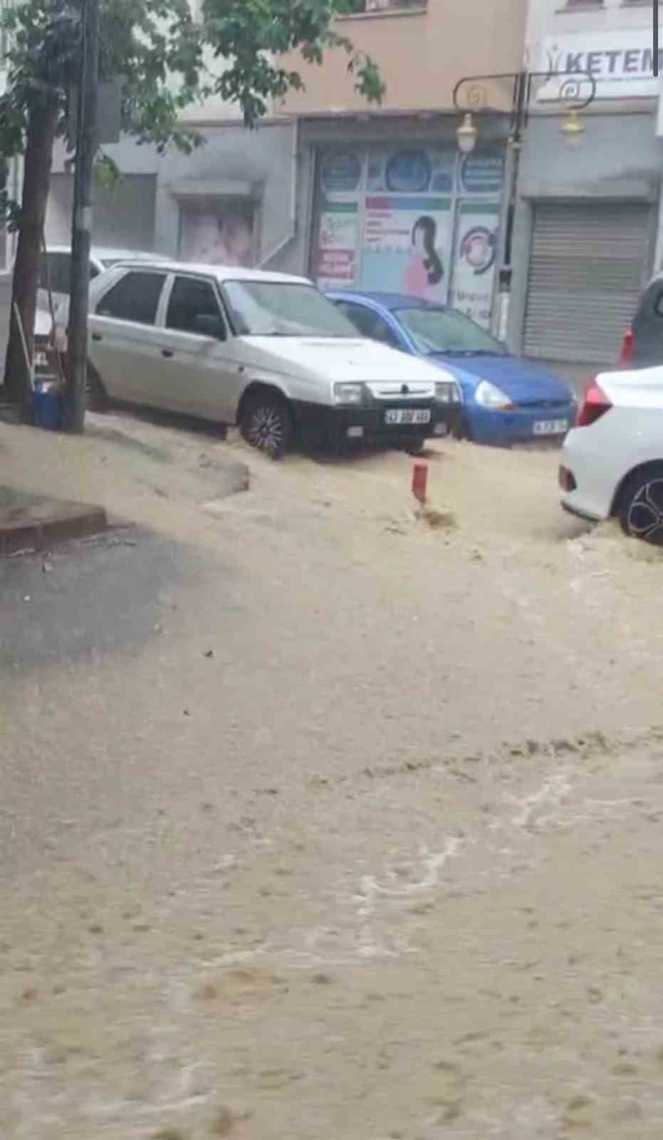 Kütahya’da sağanak yağış ve dolu etkili oldu
