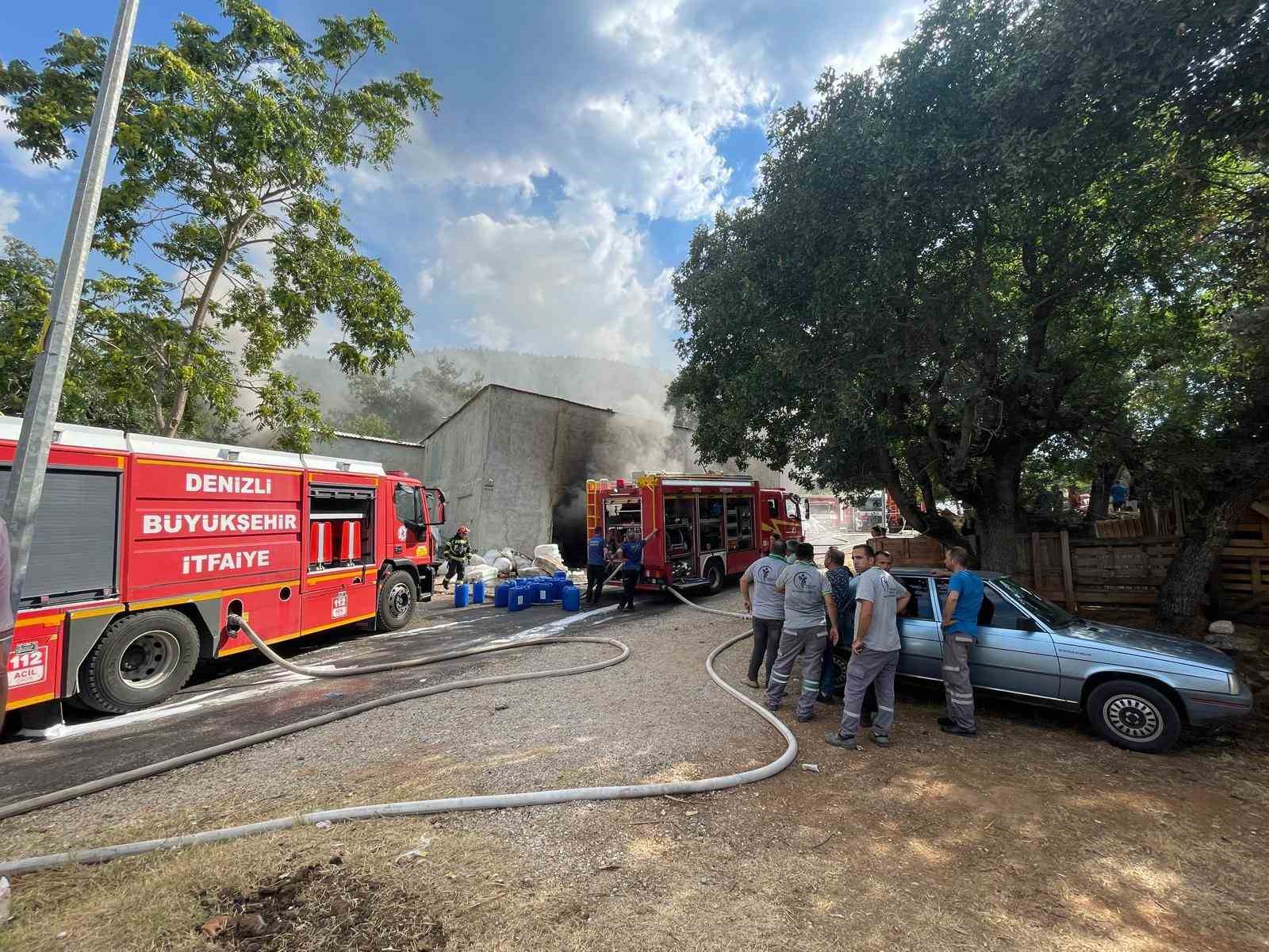 Dokuma atölyesindeki yangın işyerini kullanılamaz hale getirdi
