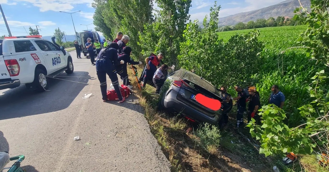 Erzincan’da araç içerisinde sıkışan yaralı sürücü AFAD ekiplerince kurtarıldı
