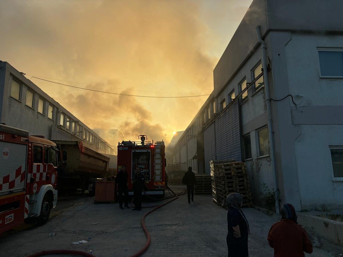 Vali Işın, fabrika yangını sonrası incelemelerde bulundu
