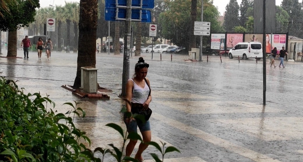 Denizli yaz yağmuruyla serinledi
