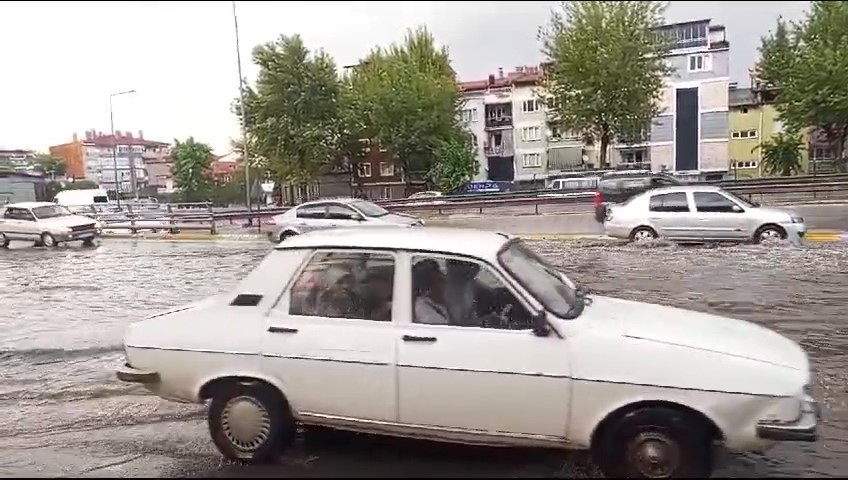 Denizli’de şiddetli yağış ve fırtına etkili oldu
