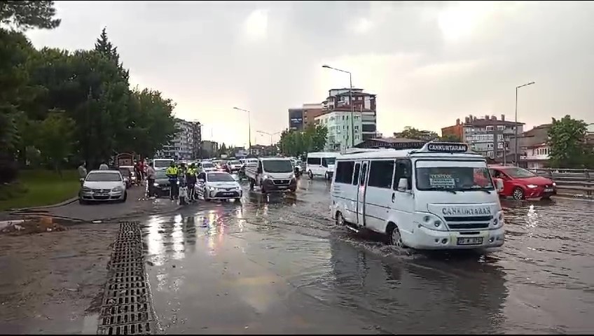 Denizli’de şiddetli yağış ve fırtına etkili oldu
