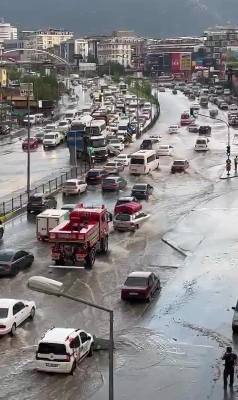 Denizli’de şiddetli yağış ve fırtına etkili oldu
