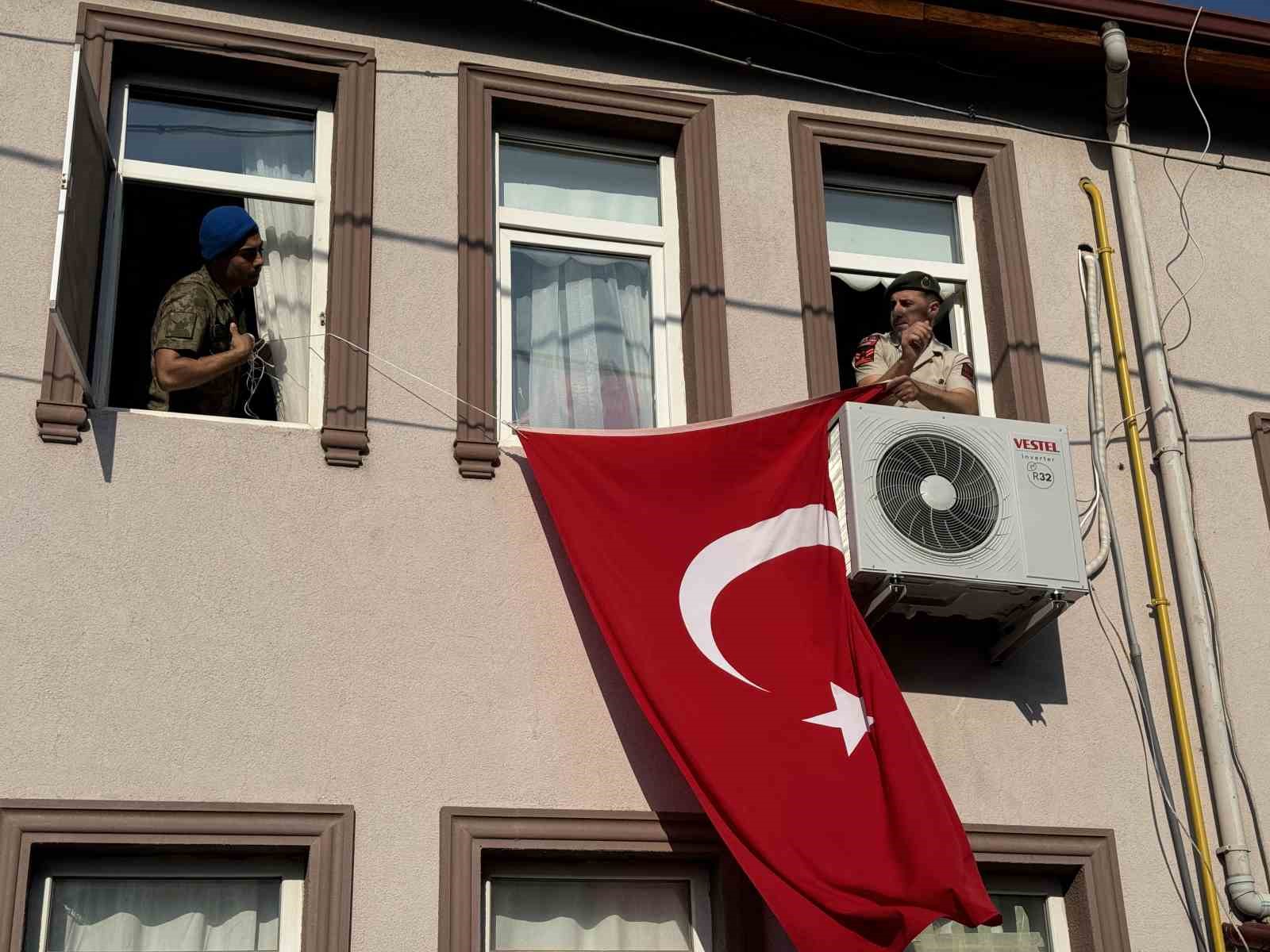 Sakaryalı şehidin baba evine Türk bayrağı asıldı
