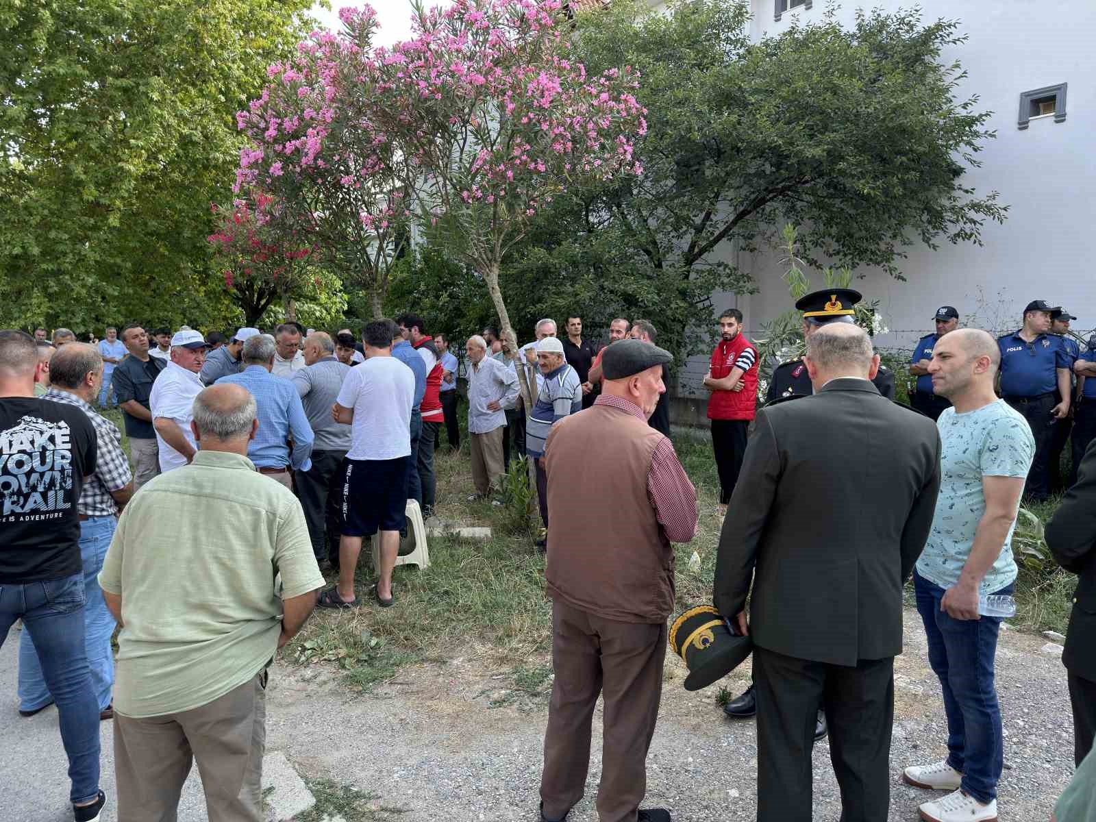 Sakaryalı şehidin baba evine Türk bayrağı asıldı
