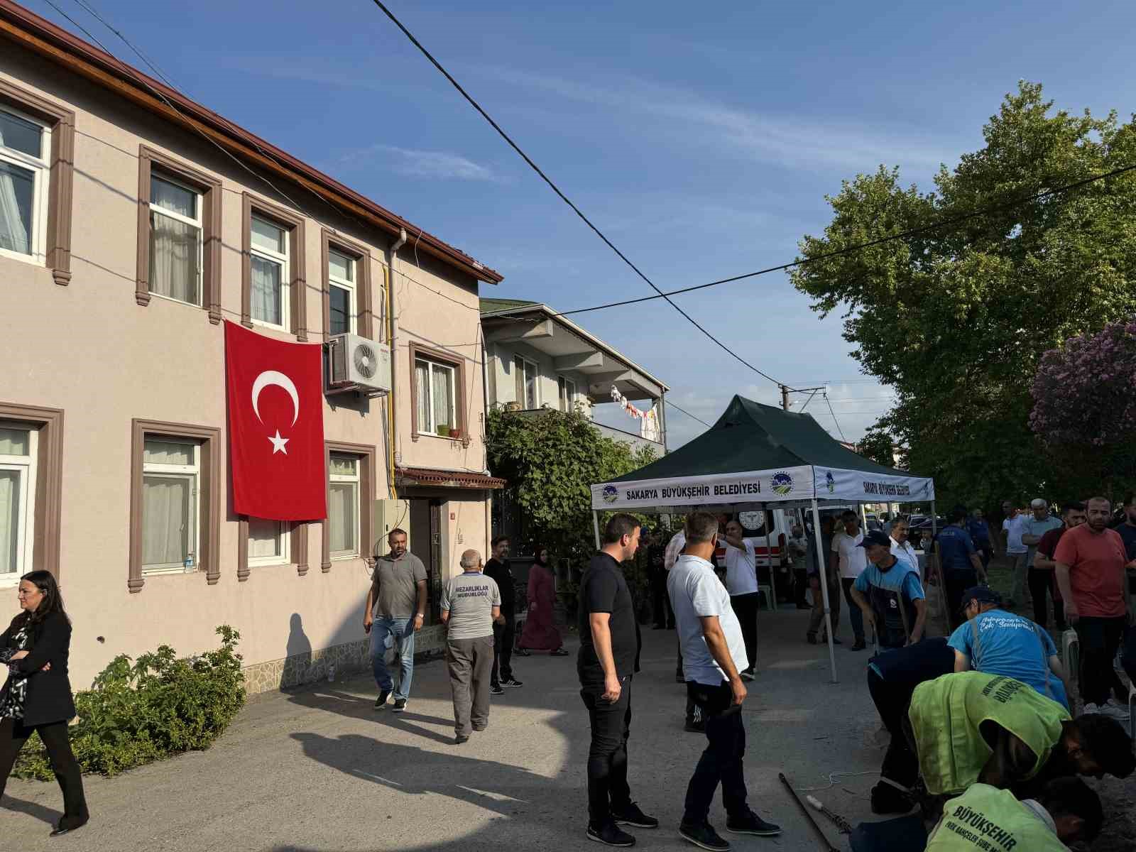 Sakaryalı şehidin baba evine Türk bayrağı asıldı
