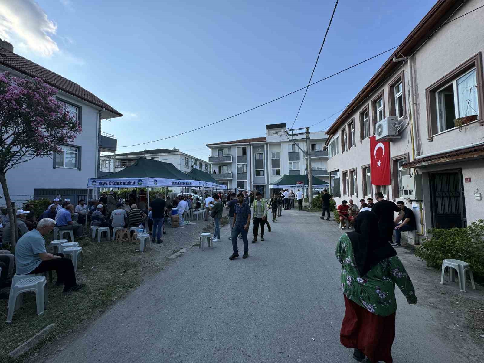 Sakaryalı şehidin baba evine Türk bayrağı asıldı
