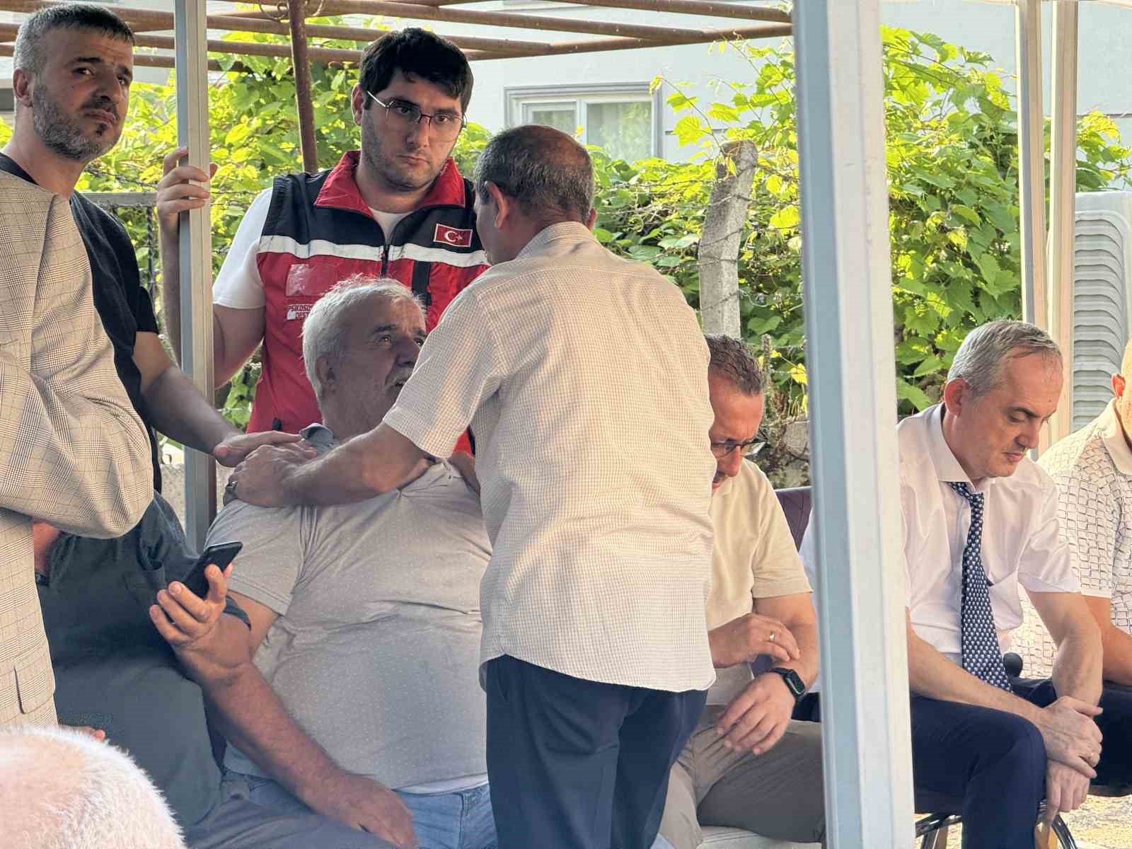 Sakaryalı şehidin baba evine Türk bayrağı asıldı
