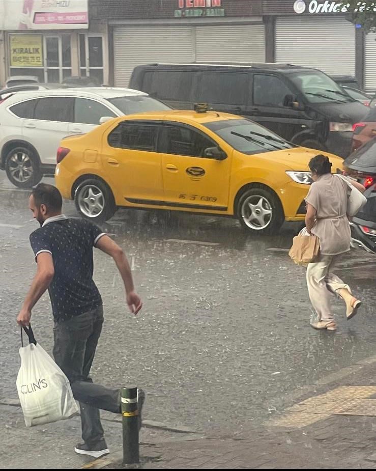 Bursa’da sağanak yağış hayatı durma noktasına getirdi
