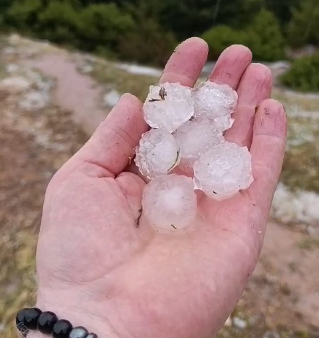 Kütahya’da ceviz büyüklüğünde dolu yağdı
