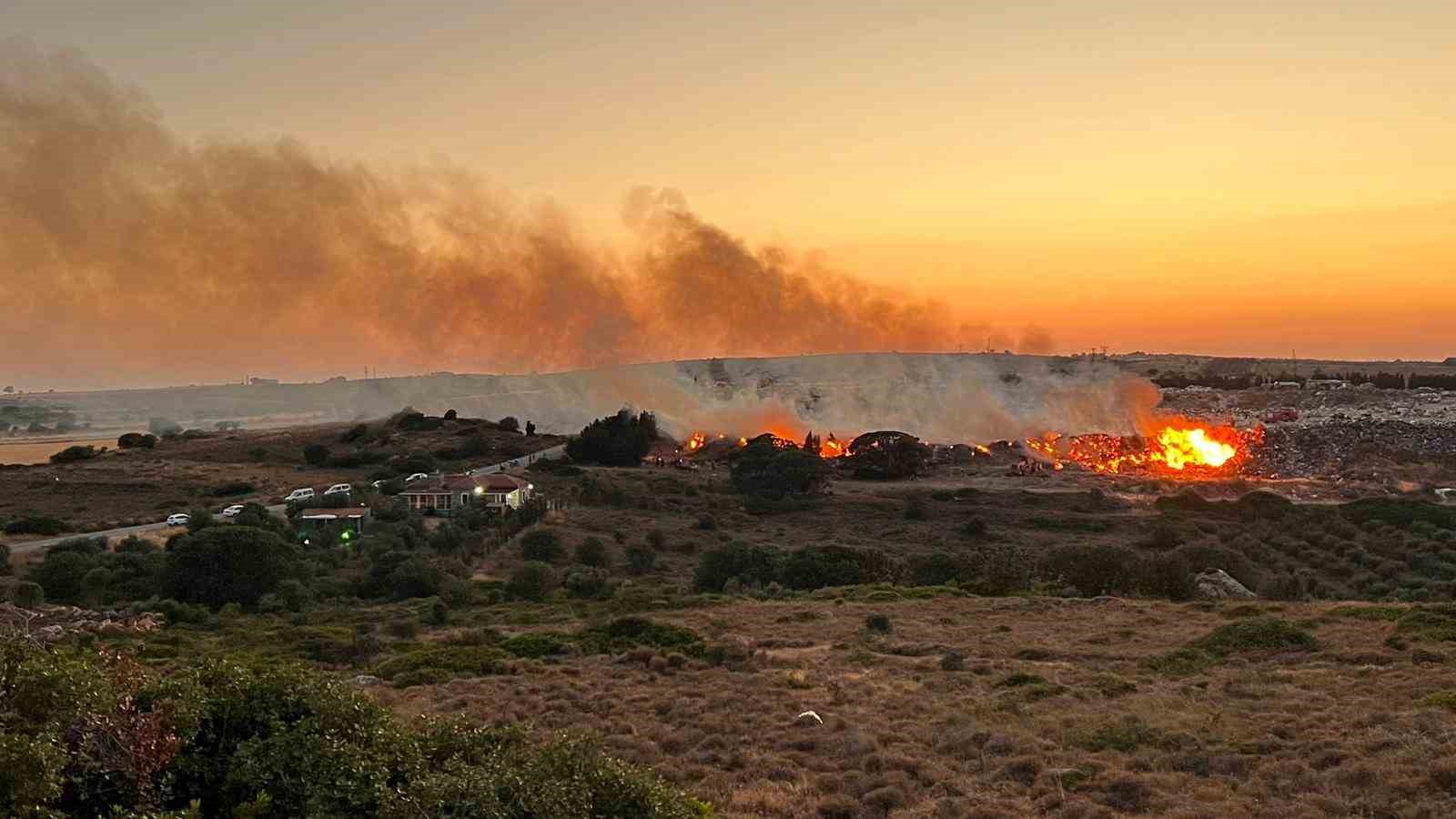 Bozcaada’da çöplük yangını
