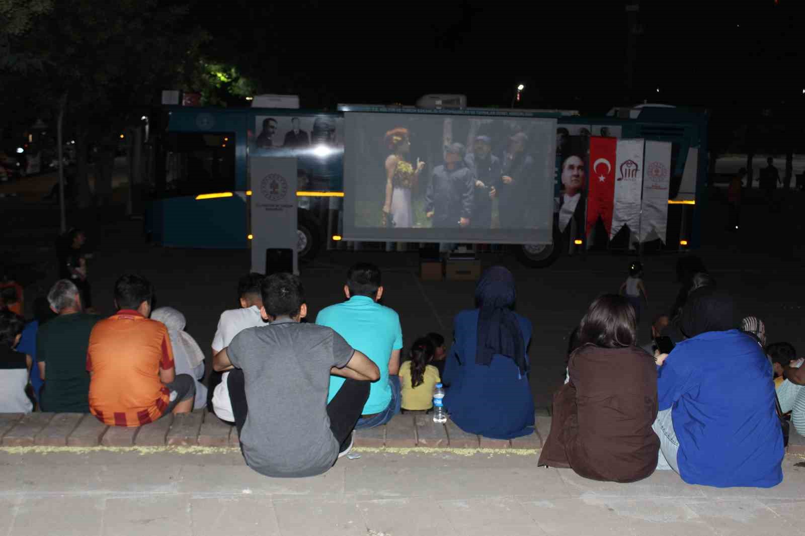 Siirt’te açık hava sinema günleri devam ediyor
