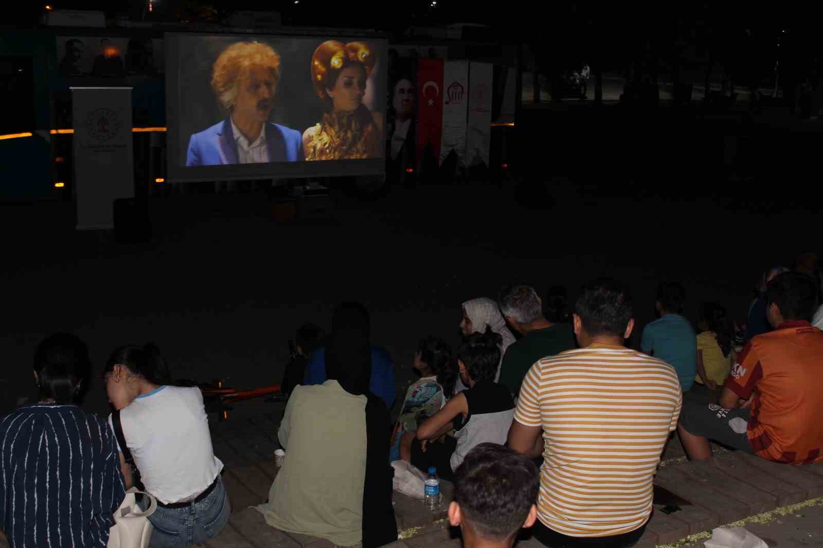 Siirt’te açık hava sinema günleri devam ediyor
