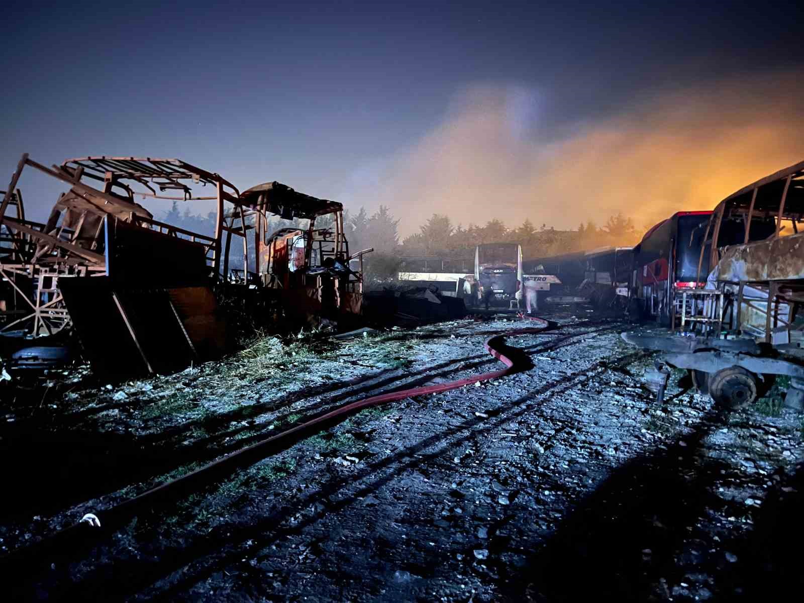 Büyükçekmece’de hurda otobüslerin bulunduğu alanda yangın
